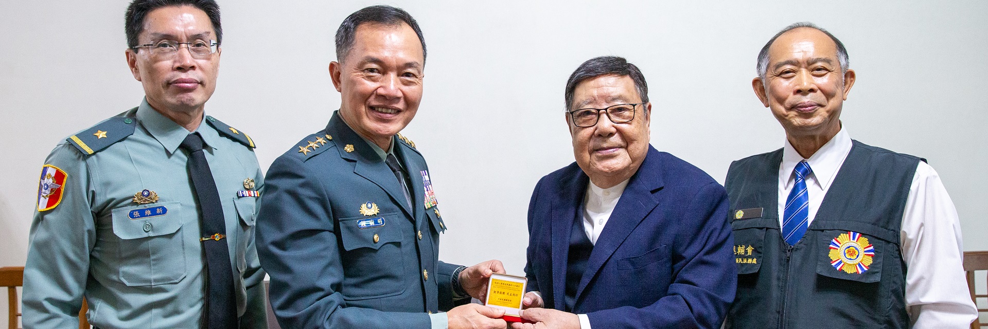 鍾副部長頒贈樊定永先進抗戰紀念徽章　表彰為國犧牲奉獻精神